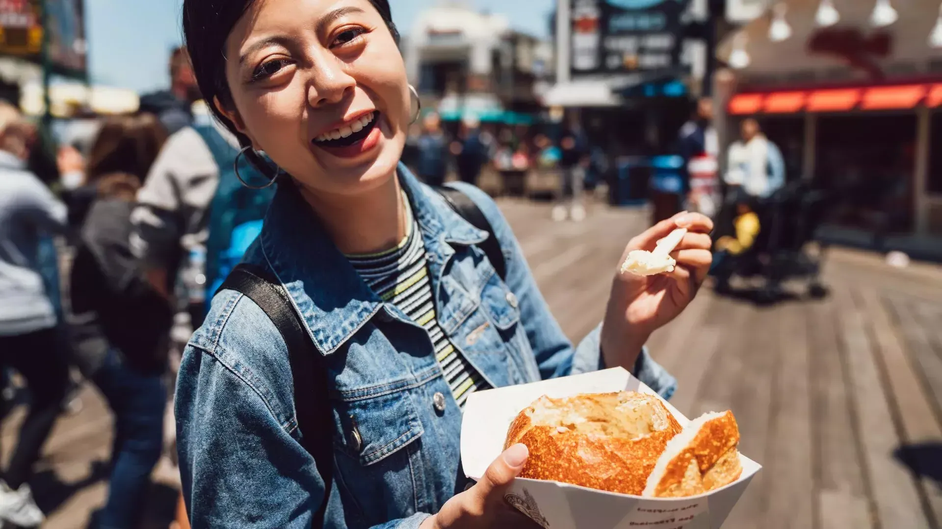 Mulher com sopa no PIER 39