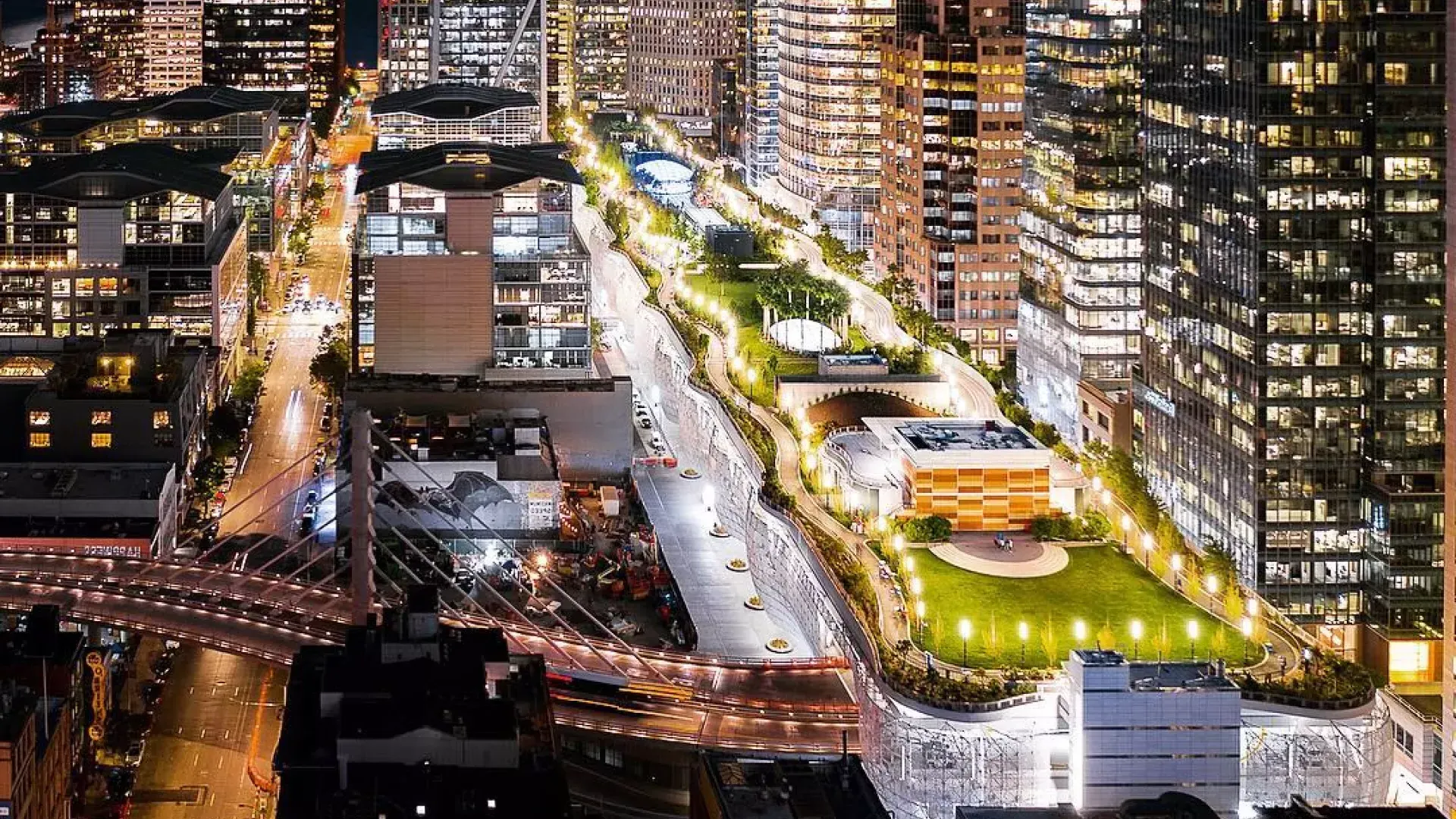 Der Salesforce Park in San Francisco ist nachts erleuchtet.