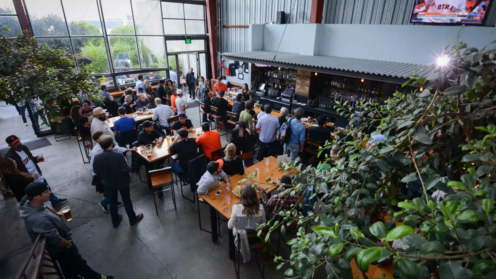 Los clientes comen y beben en Southern Pacific Brewing en San Francisco.