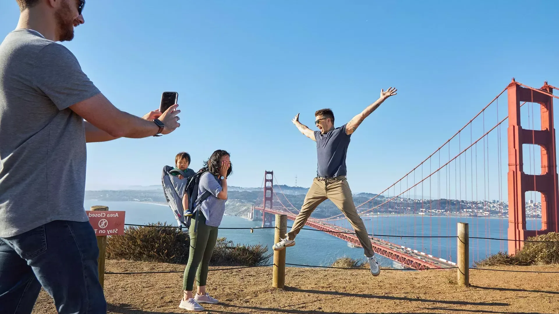 Un groupe prenant des photos au 金门大桥