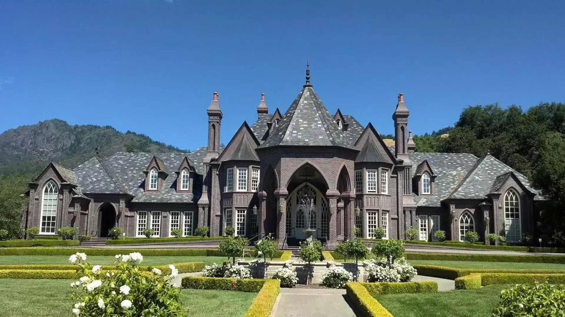 A sala de degustação da Ledson Winery parece um castelo europeu.