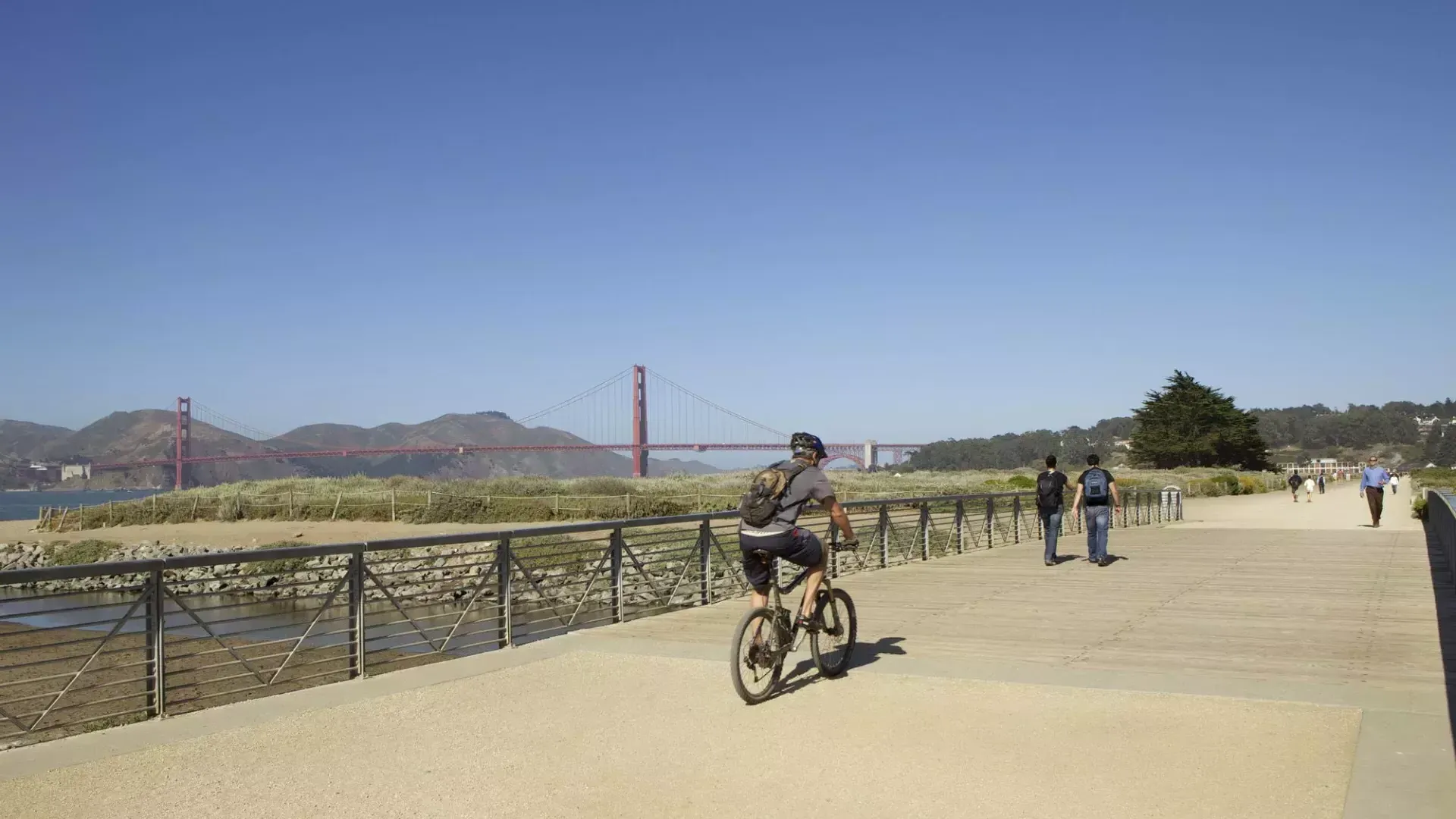 一名男子骑着自行车沿着克里西菲尔德的一条小路. San Francisco, California.