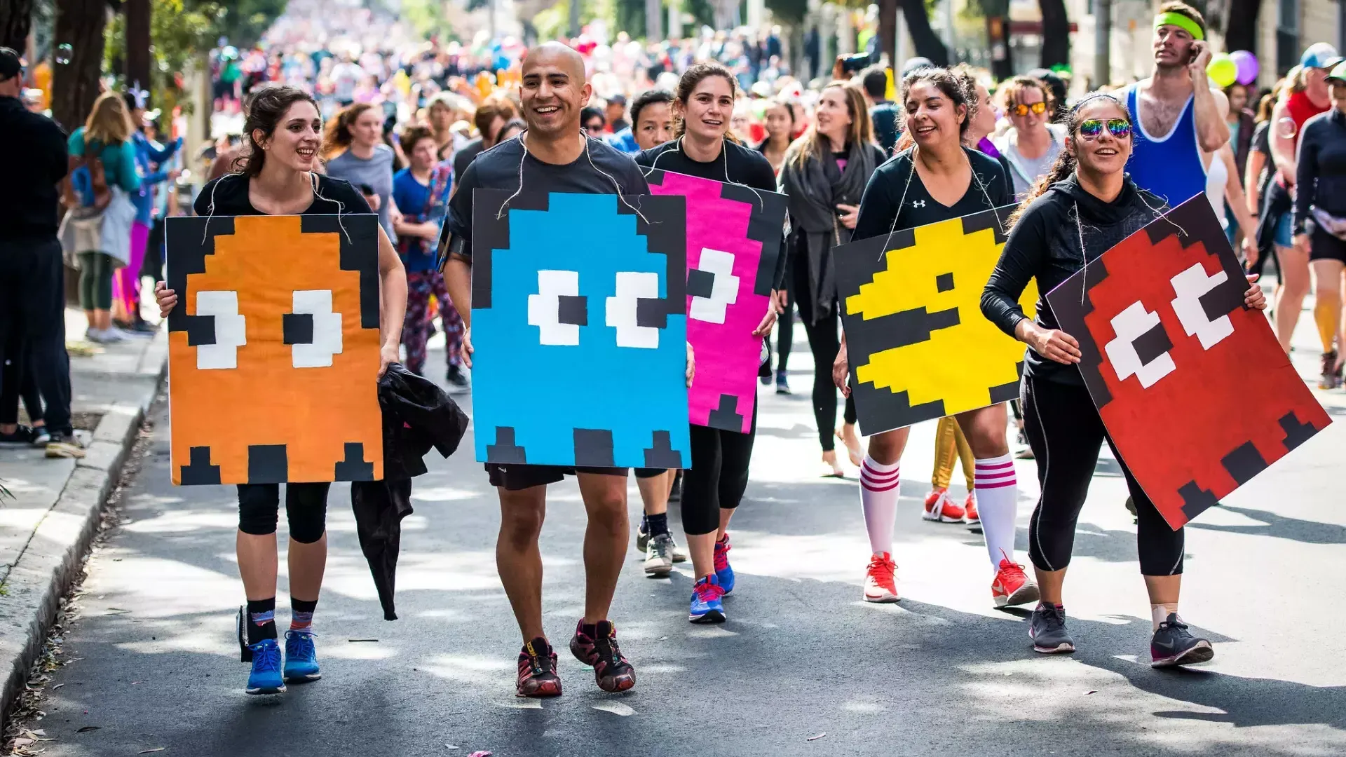 在Bay to Breakers Race SF中穿着facman服装的选手们