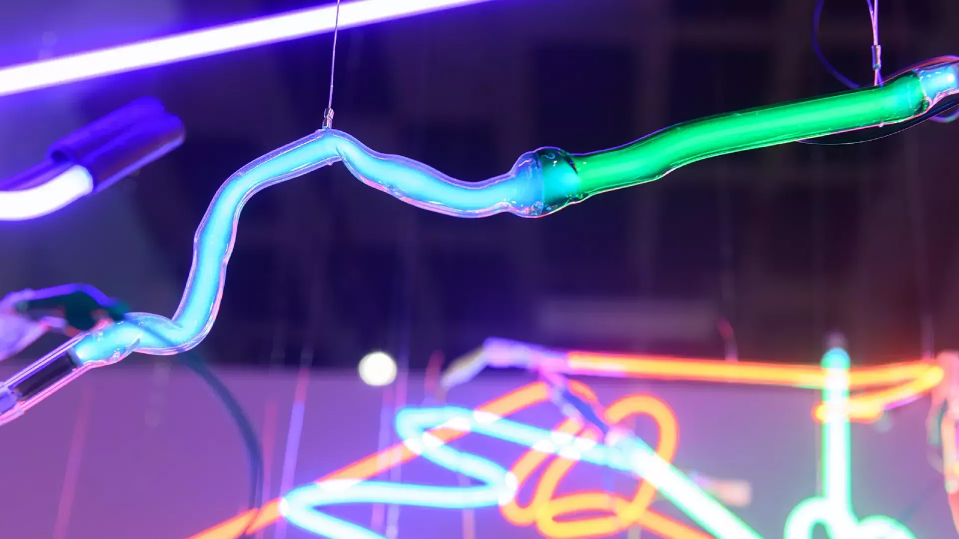 Le opere d'arte al neon risplendono come parte di "She Bends: Neon as Soulcraft" al Museum of Craft and Design