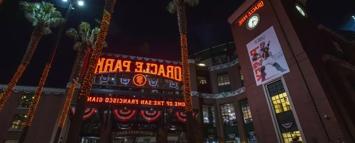 Eingang zum Willie Mays Plaza im Oracle Park