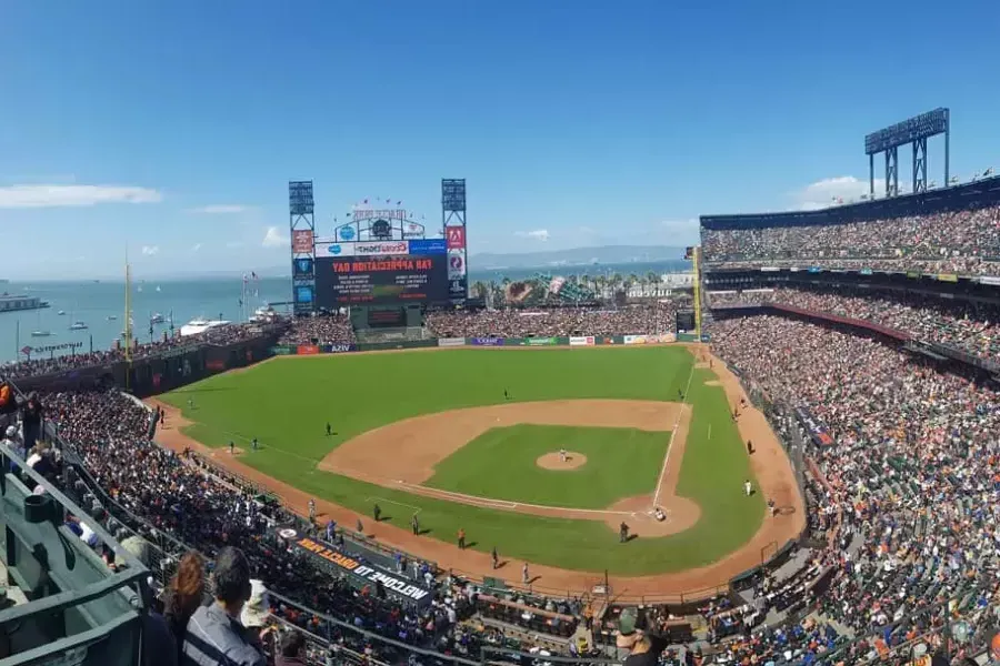 Ein Blick von der Tribüne auf den Oracle Park in San Francisco, mit dem Baseball-Diamanten im Vordergrund und der San Francisco Bay im Hintergrund.