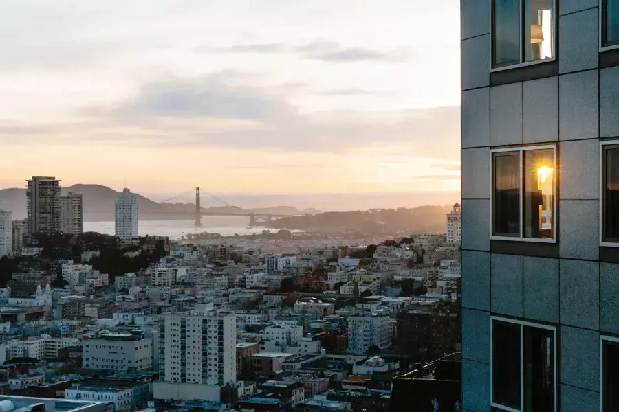 El horizonte de la ciudad de 贝博体彩app se ve desde el Four Seasons Hotel 贝博体彩app At Embarcadero.