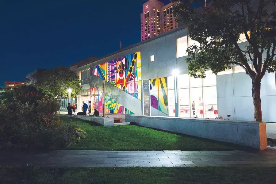 Außenansicht des Yerba Buena Center for the Arts bei Nacht.