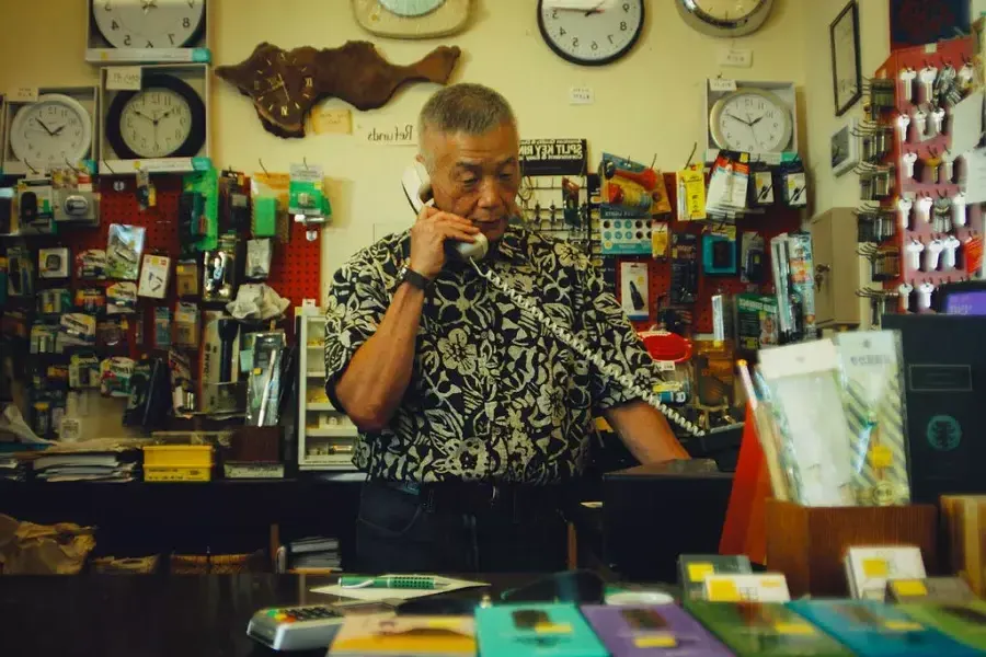 Phil Ashizawa, owner of Soko Hardware in 其中的