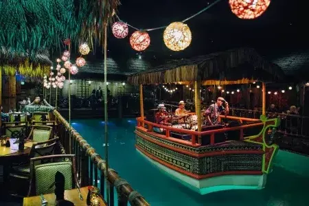 The house band plays in the lagoon of the world-famous 汤加的房间 at San Francisco's Fairmont Hotel.