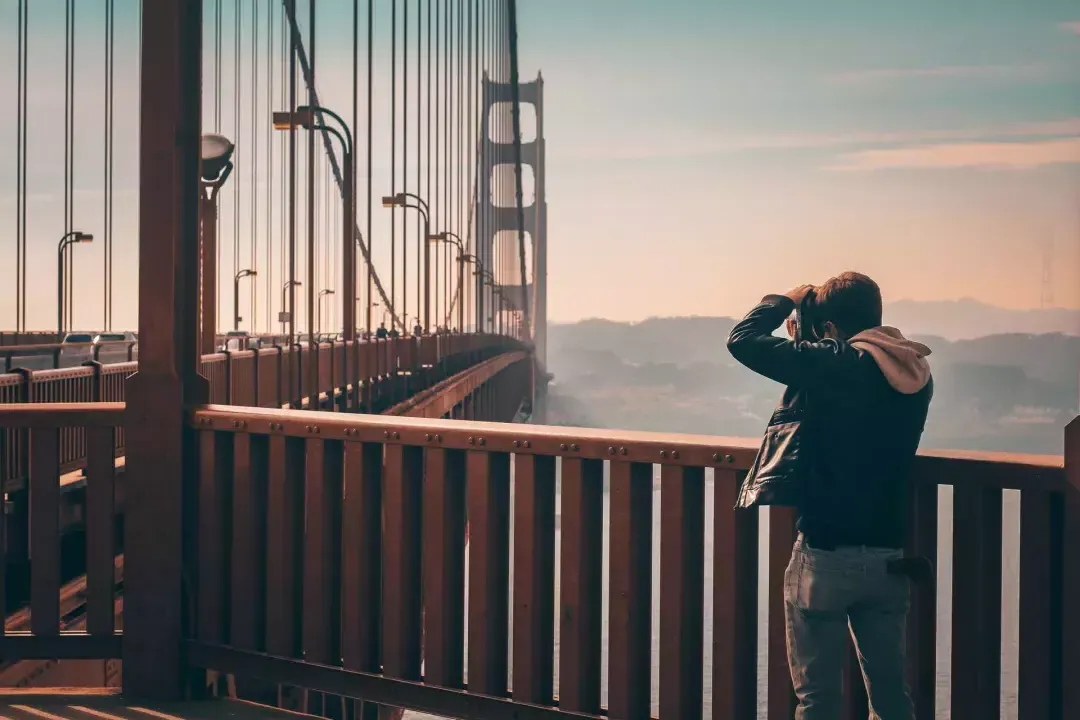 Hombre tomando fotos en el puente Golden Gate