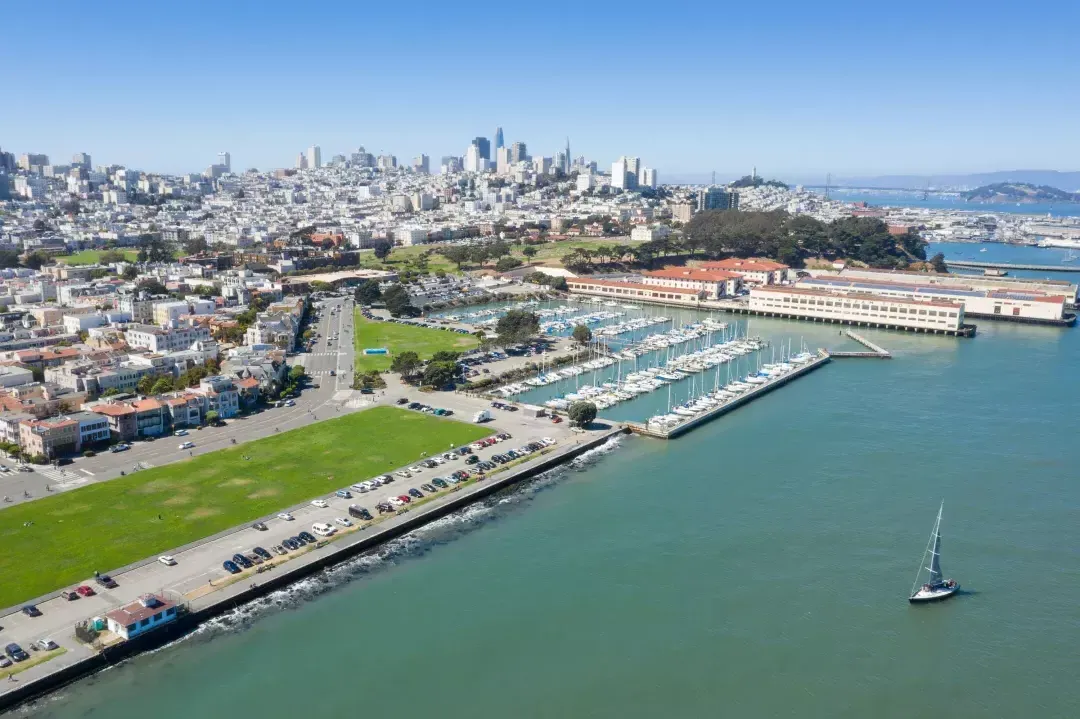 Veduta aerea di Fort Mason con lo skyline di San Francisco in lontananza.