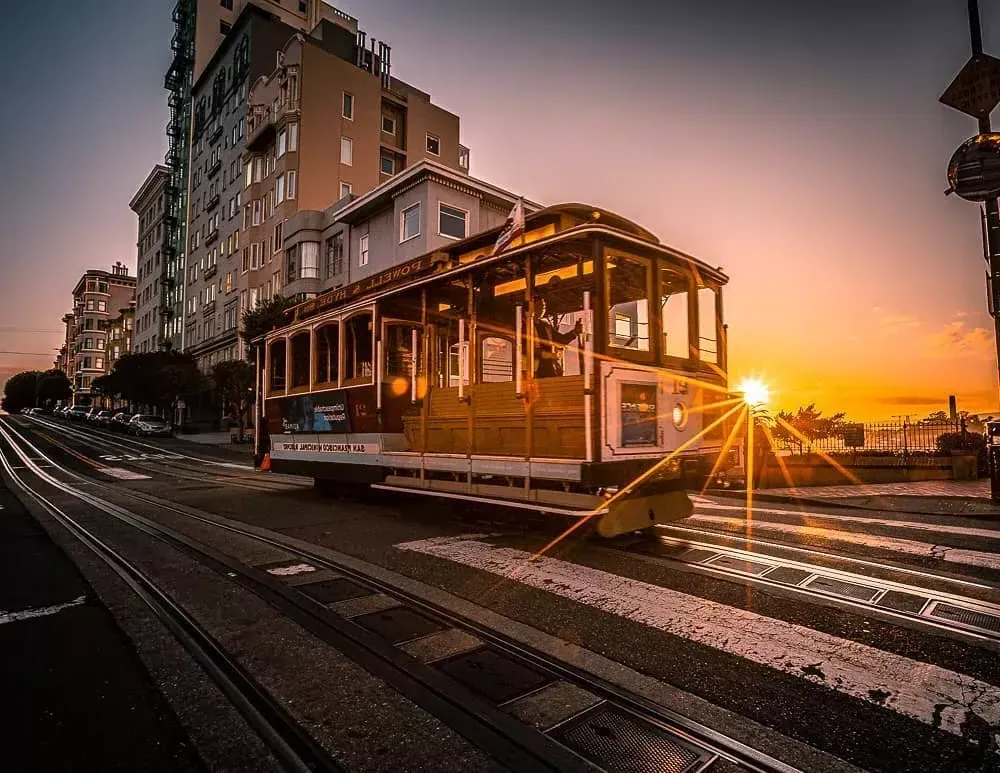 鲍威尔- hyde Cable Car at Sunset