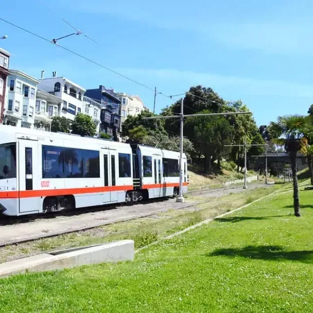 A MUNI passenger train runs along A track in 是贝博体彩app.