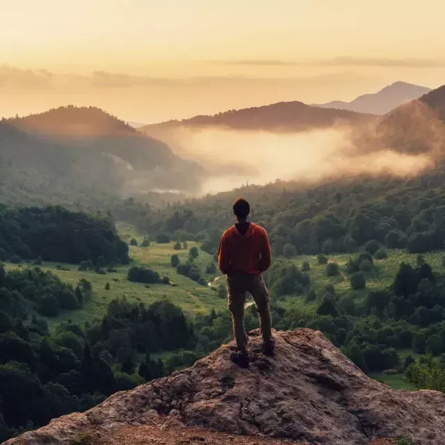 hombre en la montaña