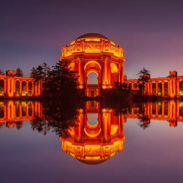 Palácio de Belas Artes à noite.