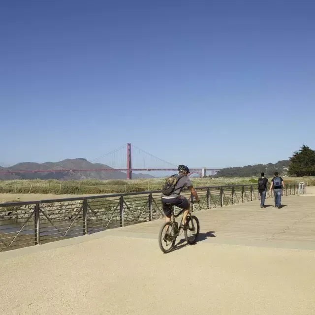 Un homme fait du vélo le long d'un sentier à Crissy Field. San Francisco, Californie.