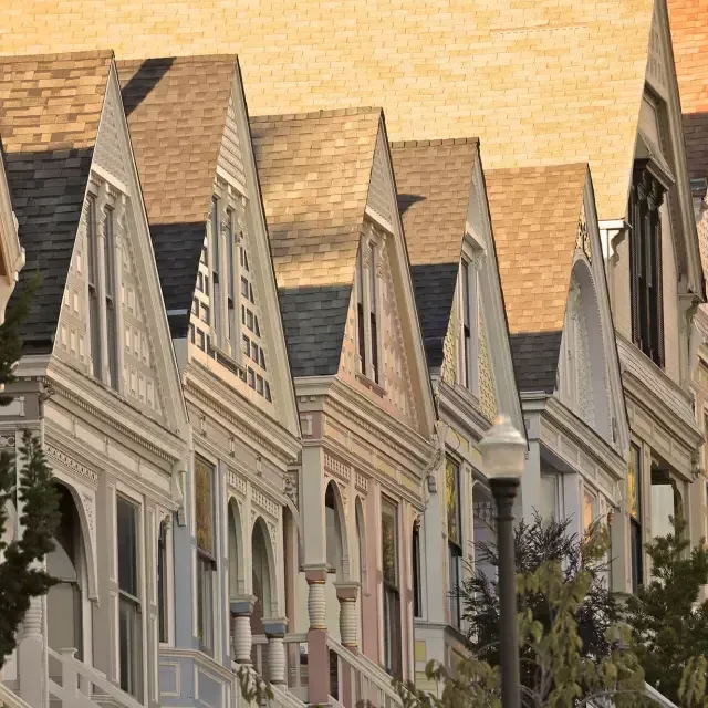 Primer plano de una hilera de casas victorianas en el distrito Castro de San Francisco.