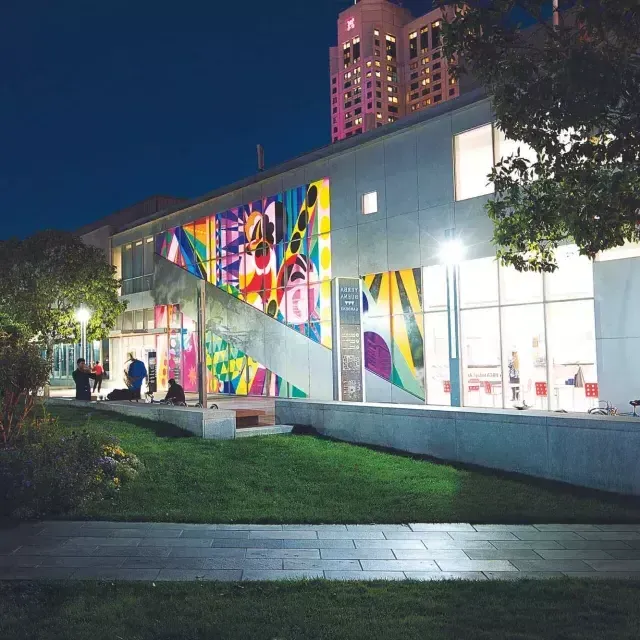 Exterior do Centro de Artes Yerba Buena à noite.