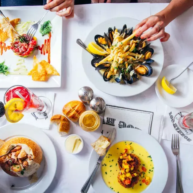 Entrega la cena de mariscos