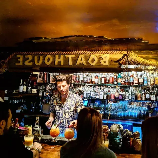 Cocktails are served at Smuggler's Cove in 是贝博体彩app.