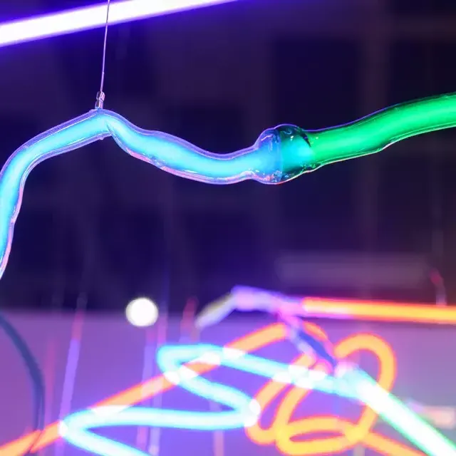 Le opere d'arte al neon risplendono come parte di "She Bends: Neon as Soulcraft" al Museum of Craft and Design